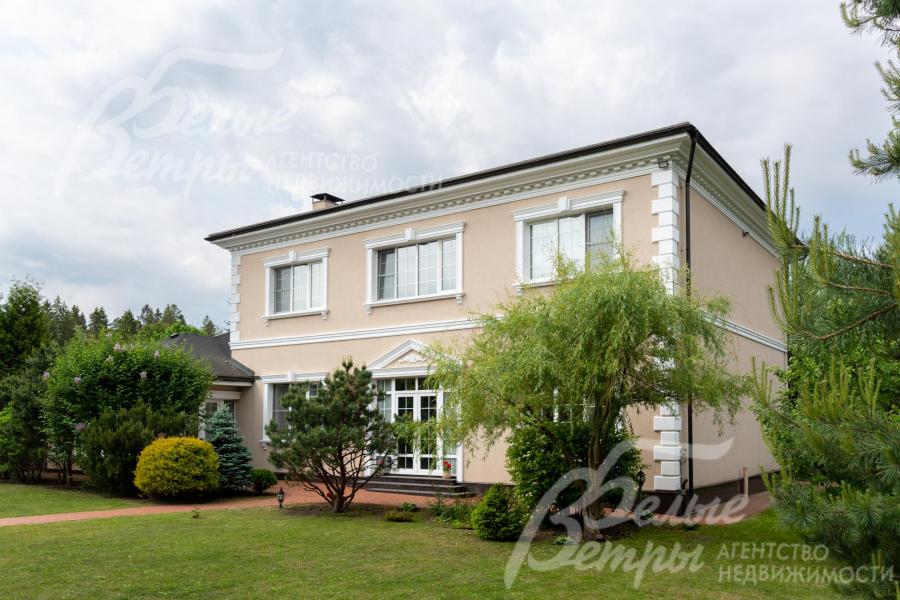 Дом расположен на участке 17 соток.