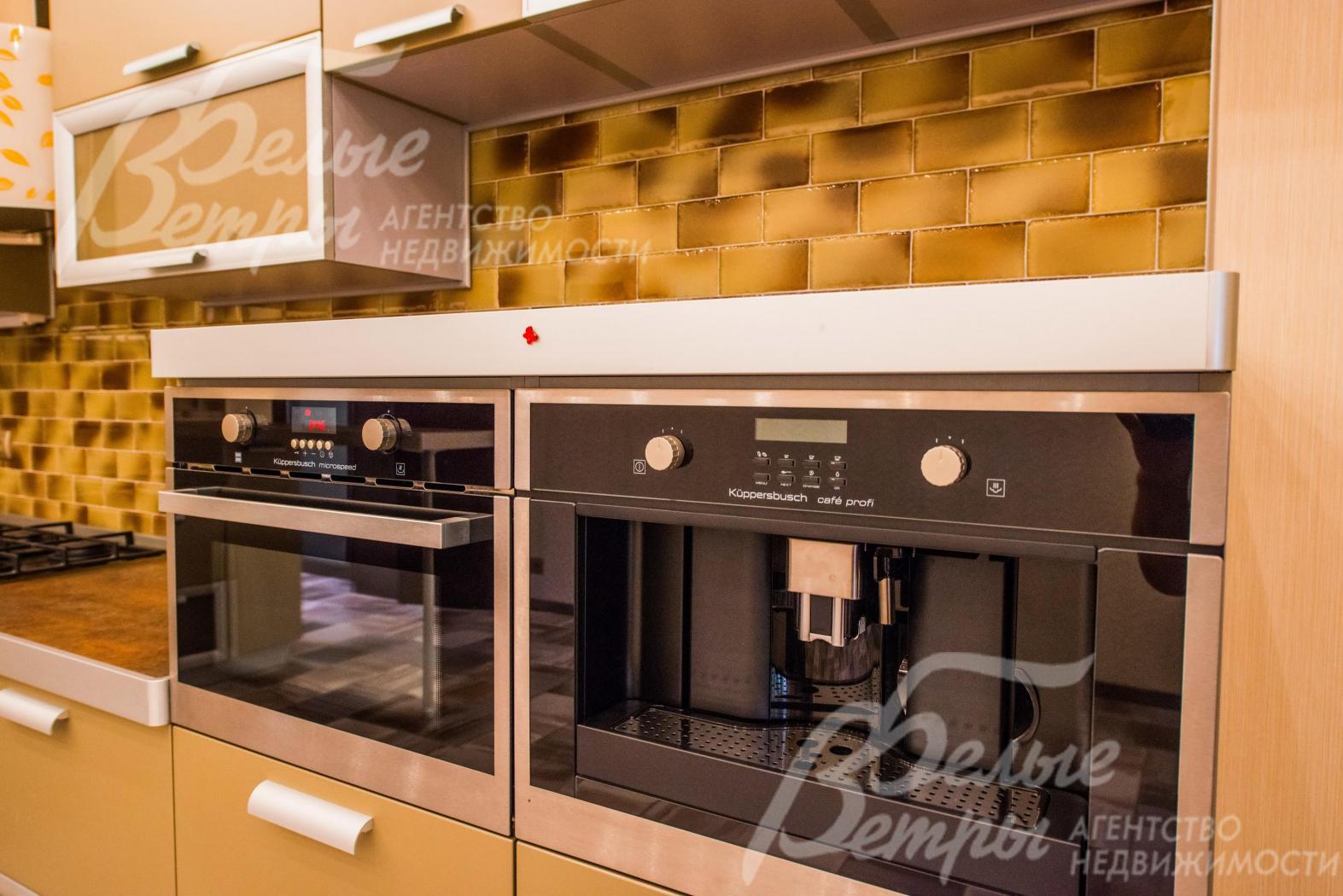 Кухня укомплектована высококачественной бытовой техникой 