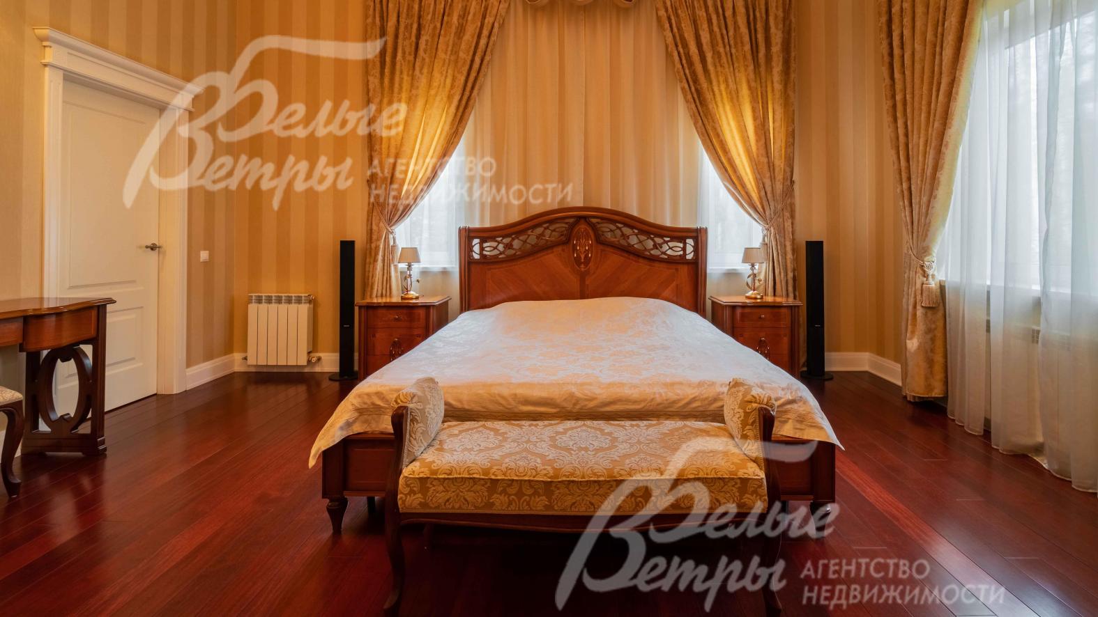 Красивая кровать из массива