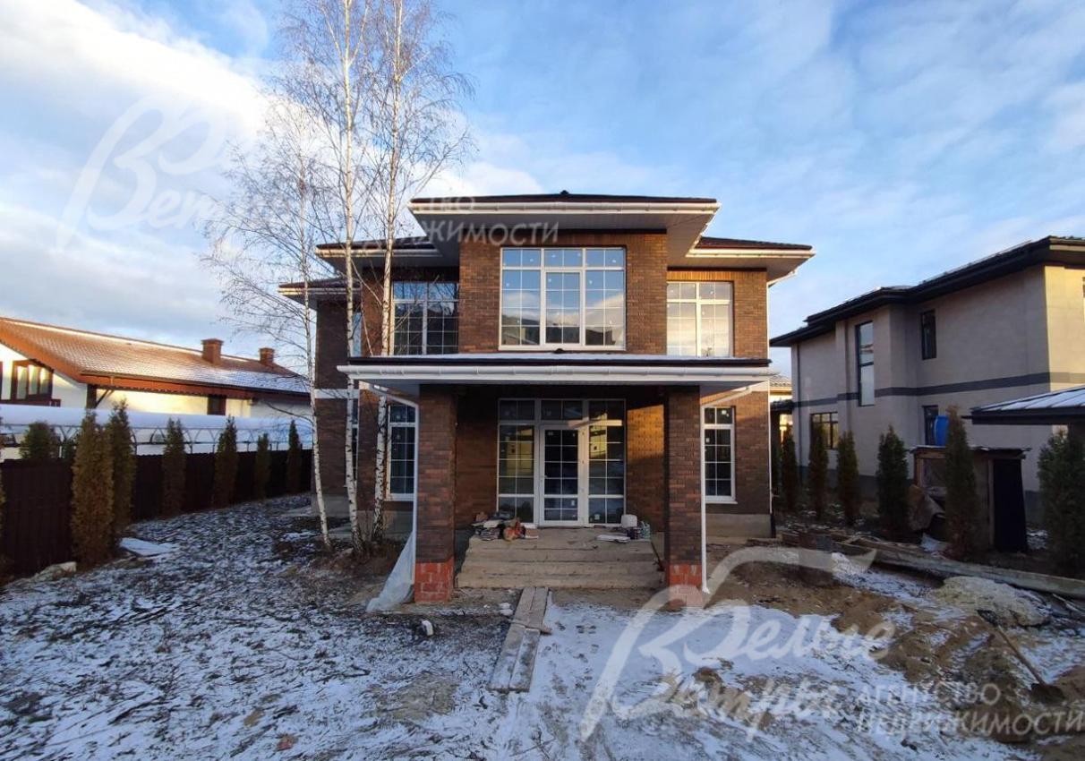 Участок расположен у въезда коттеджный посёлок, в котором обустроены рекреационные зоны