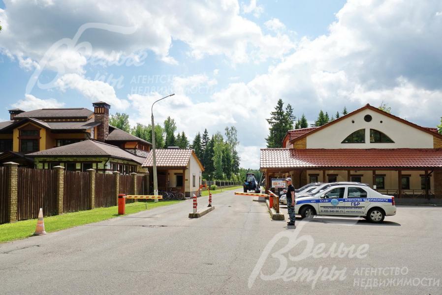 Въездная группа в поселке 