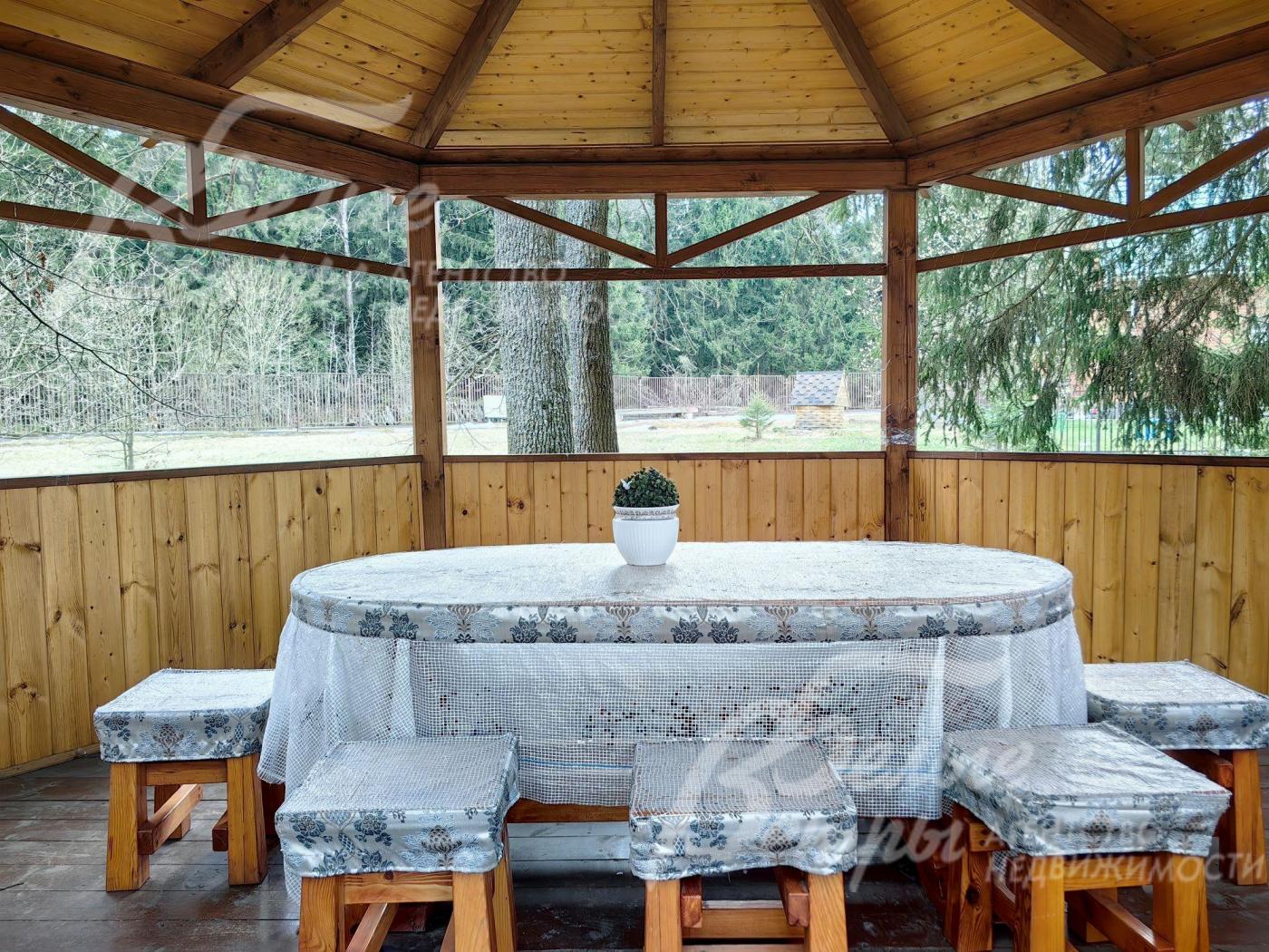 На территории поселка можно арендовать беседку.