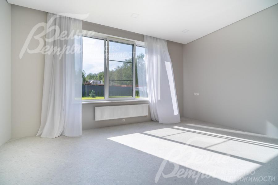 Просторная светлая спальня на первом этаже с большим окном