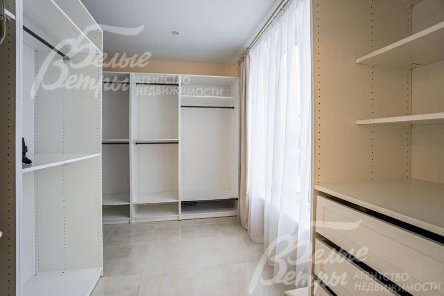 Большая гардеробная на первом этаже