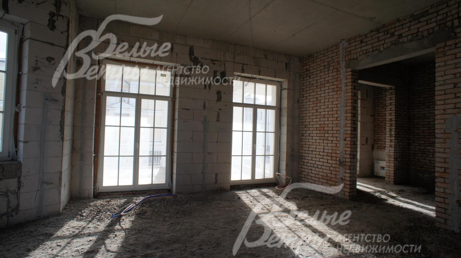 Окна  в пол: 1-этаж -ПВХ 2-х камерные с раскладкой, 2,3 этаж стеклопакеты деревянные 2-х камерные с раскладкой 