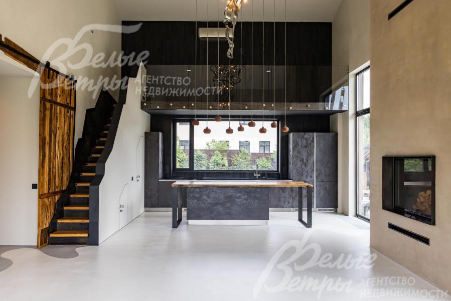 В гостиной лестница на антресоль/библиотеку – место для диджея.