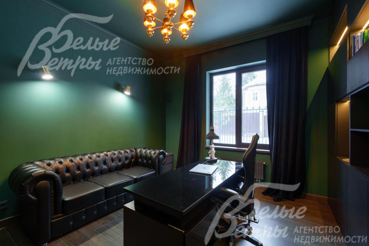 В Кабинете - темные стены и приглушенный свет