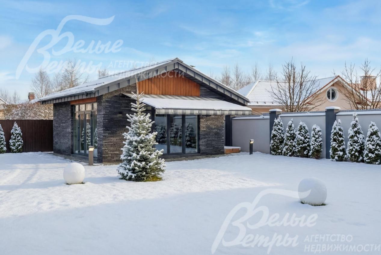 Зона барбекю с электрической маркизой и летней площадкой для отдыха