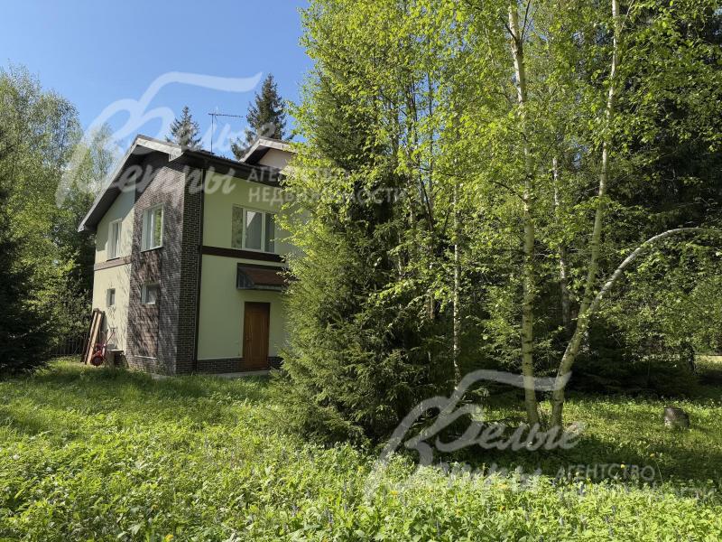 По периметру участка установлены прозрачные (соседские) заборы