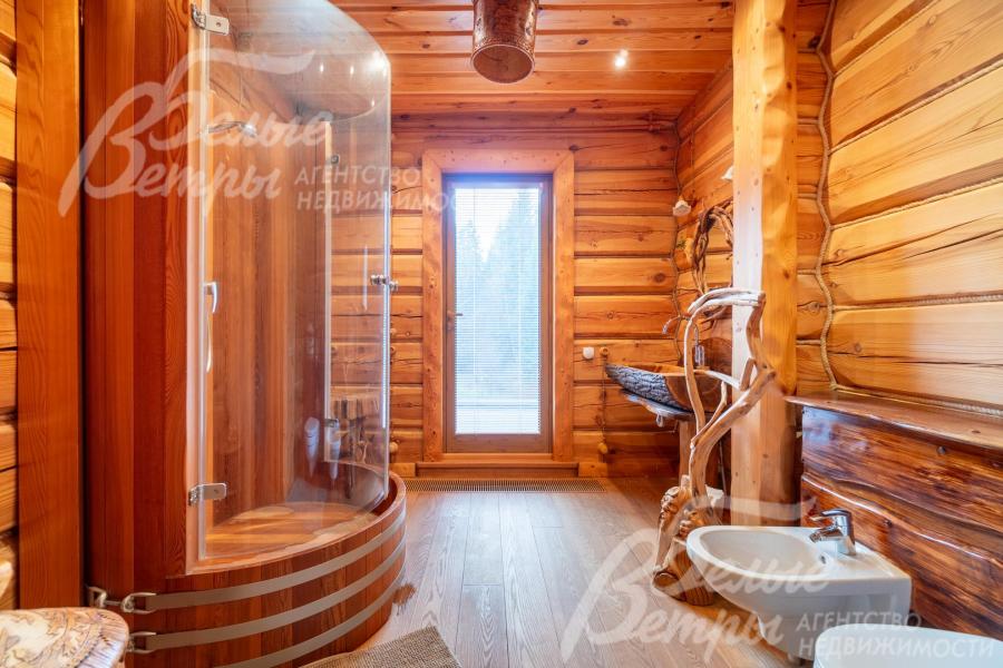 Санузел мастер-спальни с душевой и выходом на просторный балкон