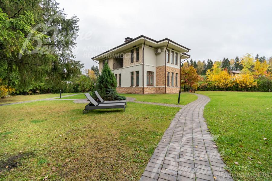 Дорожки уложены плиткой, высажен газон (есть система автополива)