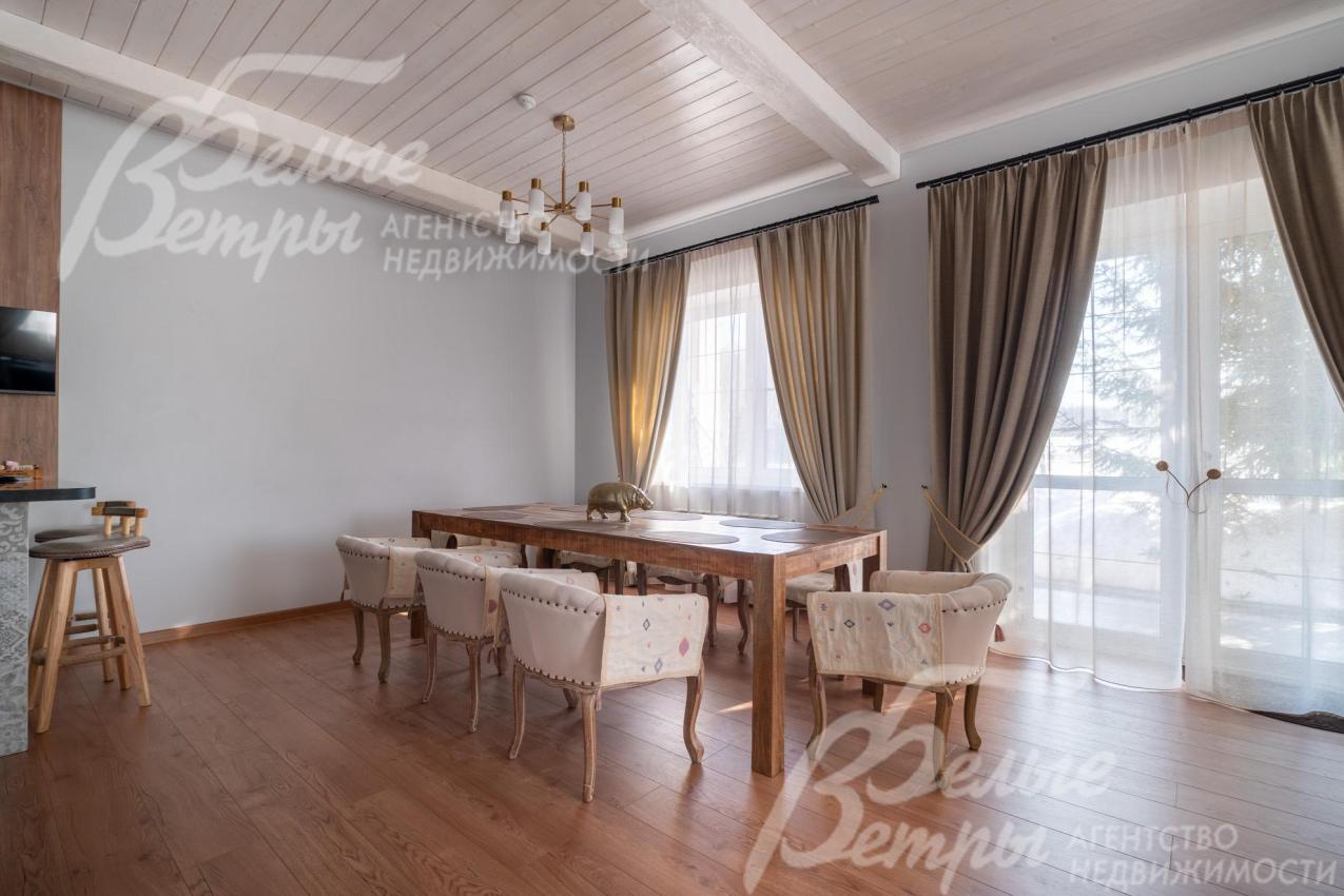 Из зоны столовой - выход на крытую террасу через панорамные портальные двери