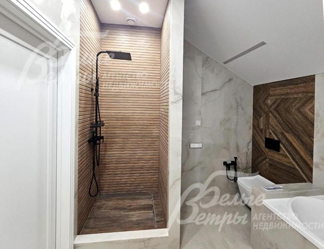 На стенах санузла на втором этаже - стильные вставки "под дерево"