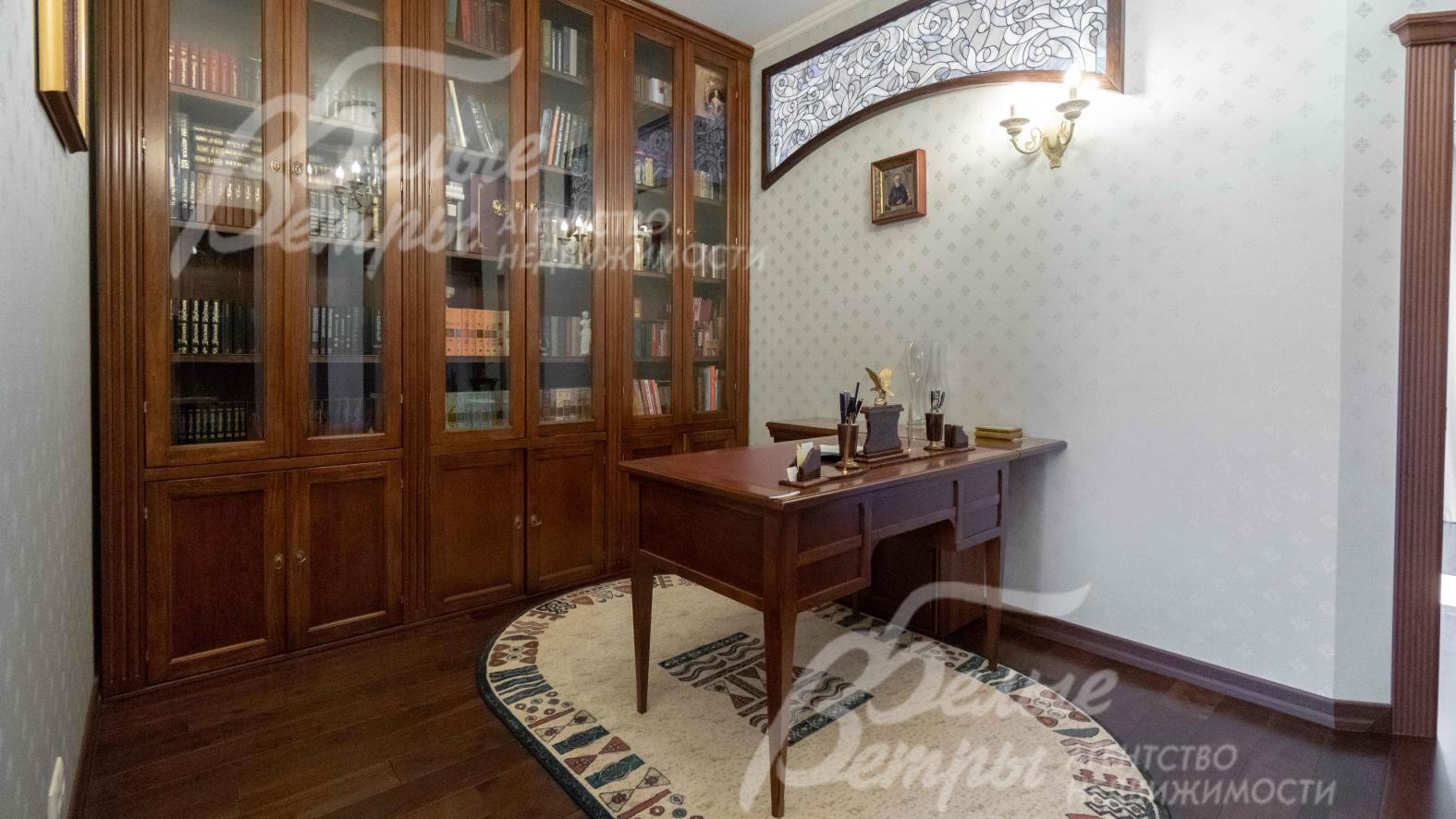 Кабинет 15,7 кв.м с искусственно состаренной итальянской мебелью из массива