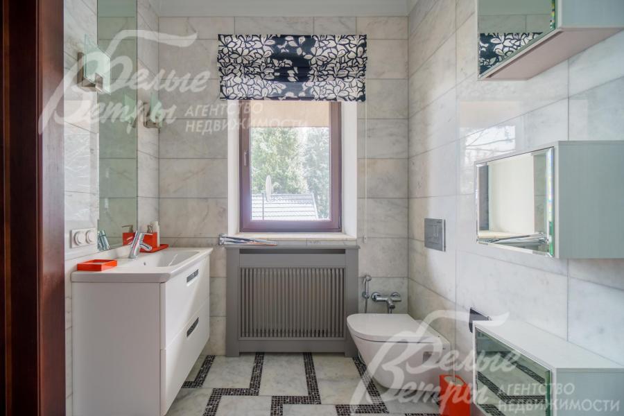 Как и во всех остальных санузлах - в этом есть окно