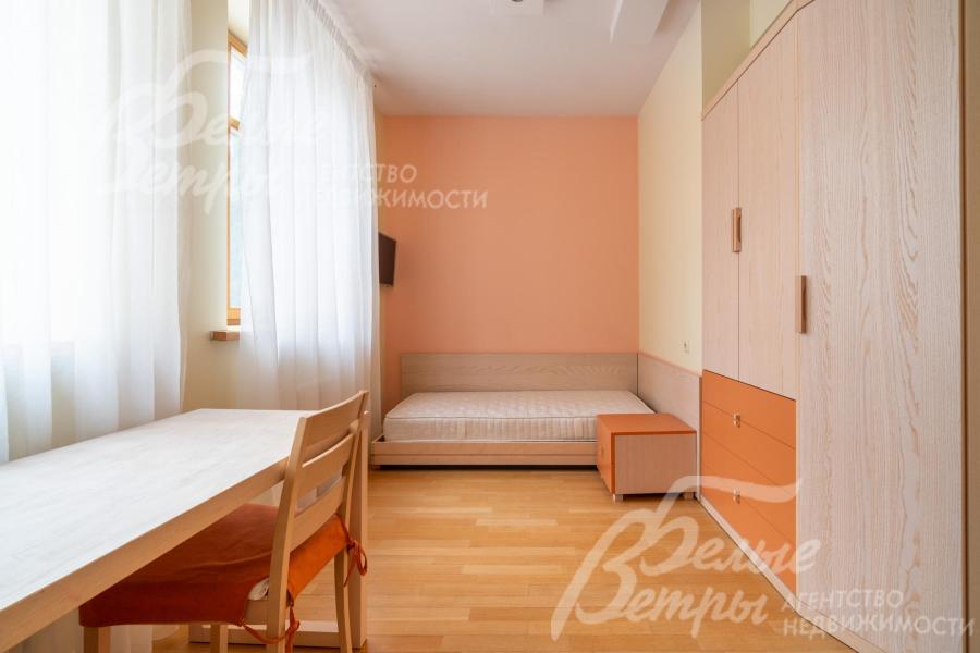 Спальня с рабочим местом в блоке для персонала