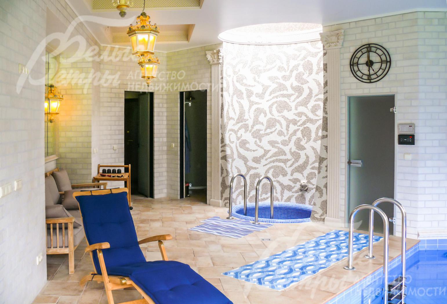 В зоне бассейна, так же есть круглая купель, а над купелью спроектирован  зенитный фонарь, через  который  проникает солнечный свет.В парной установлена дровяная печь Harvia (Финляндия).