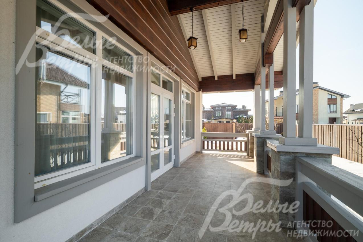 На первом этаже находится просторная терраса - общая площадь крытых террас в доме 38 м²