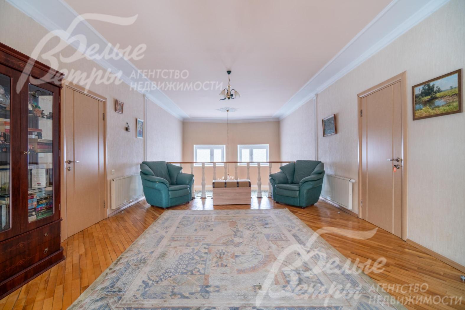 В холле обустроена зона отдыха с креслами, предназначенная для бесед или чтения