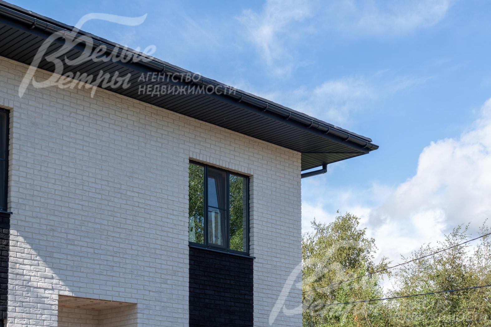 Дом облицован белым кирпичом ручной формовки, между несущей стеной и облицовочным слоем – вентиляционный зазор