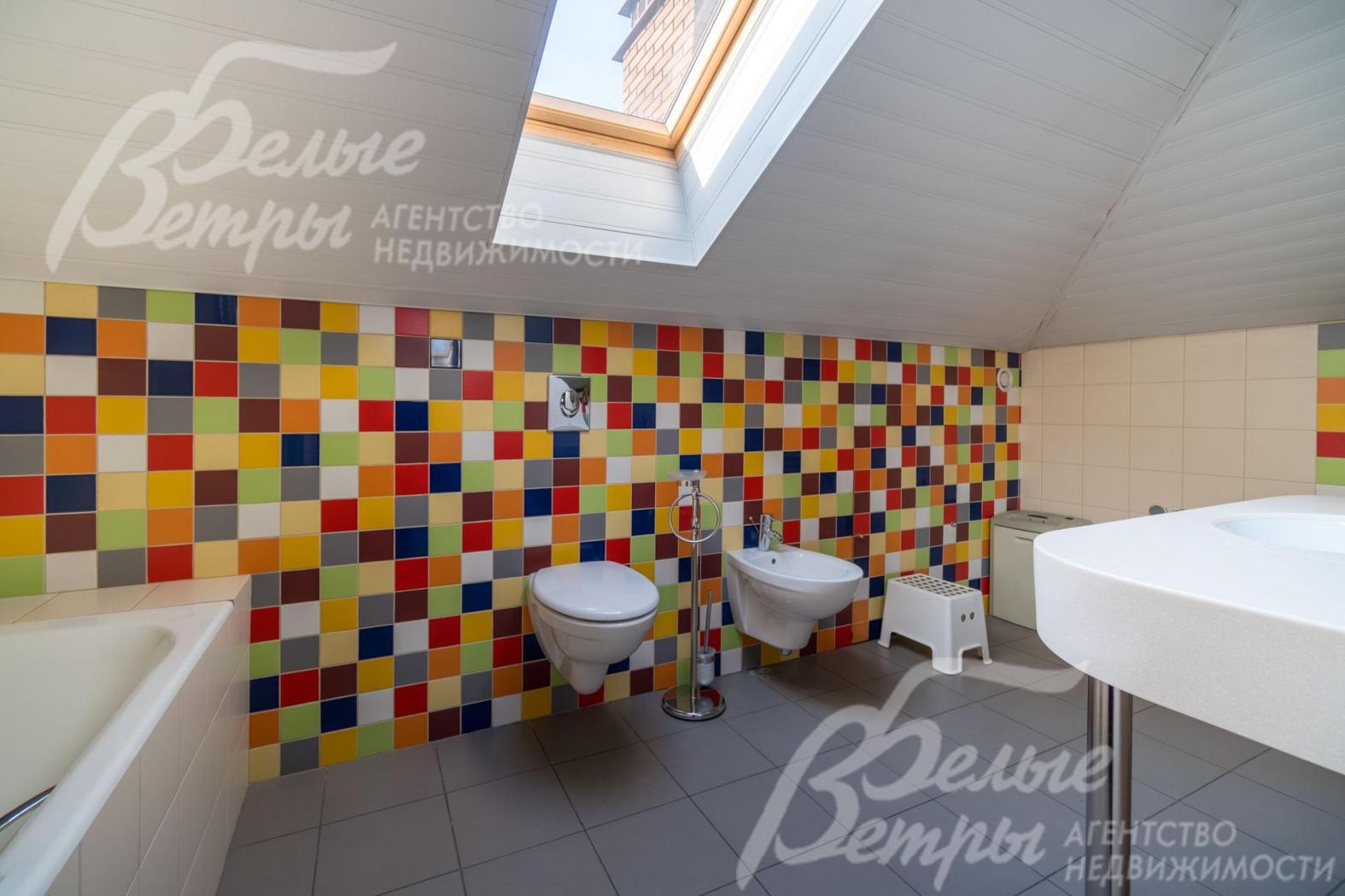 Санузел при мансардной спальне с ванной