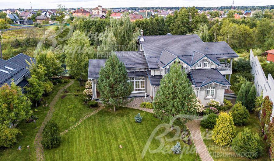 На участке выполнен высококлассный ландшафтный дизайн