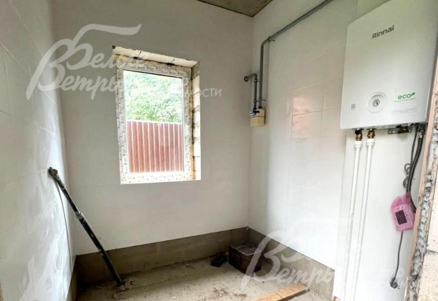 Все центральные коммуникации заведены в дом, установлен газовый одноконтурный котел