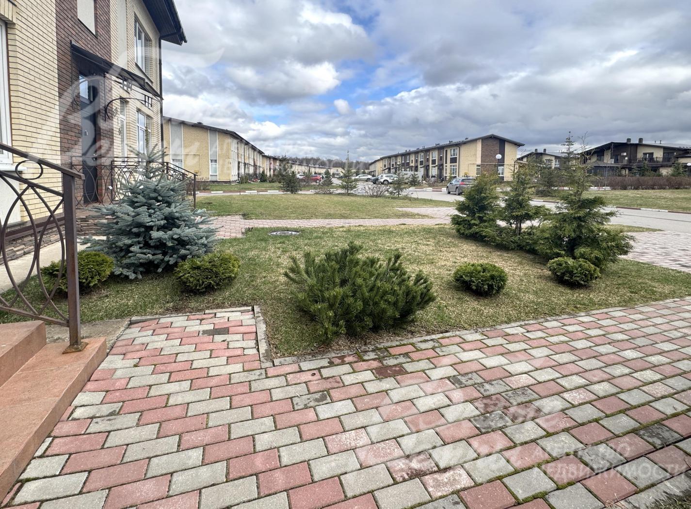 Участок расположен в тихом месте, удалённом от шумных дорог. До леса — всего 100 метров, до водоёма — 400 метров