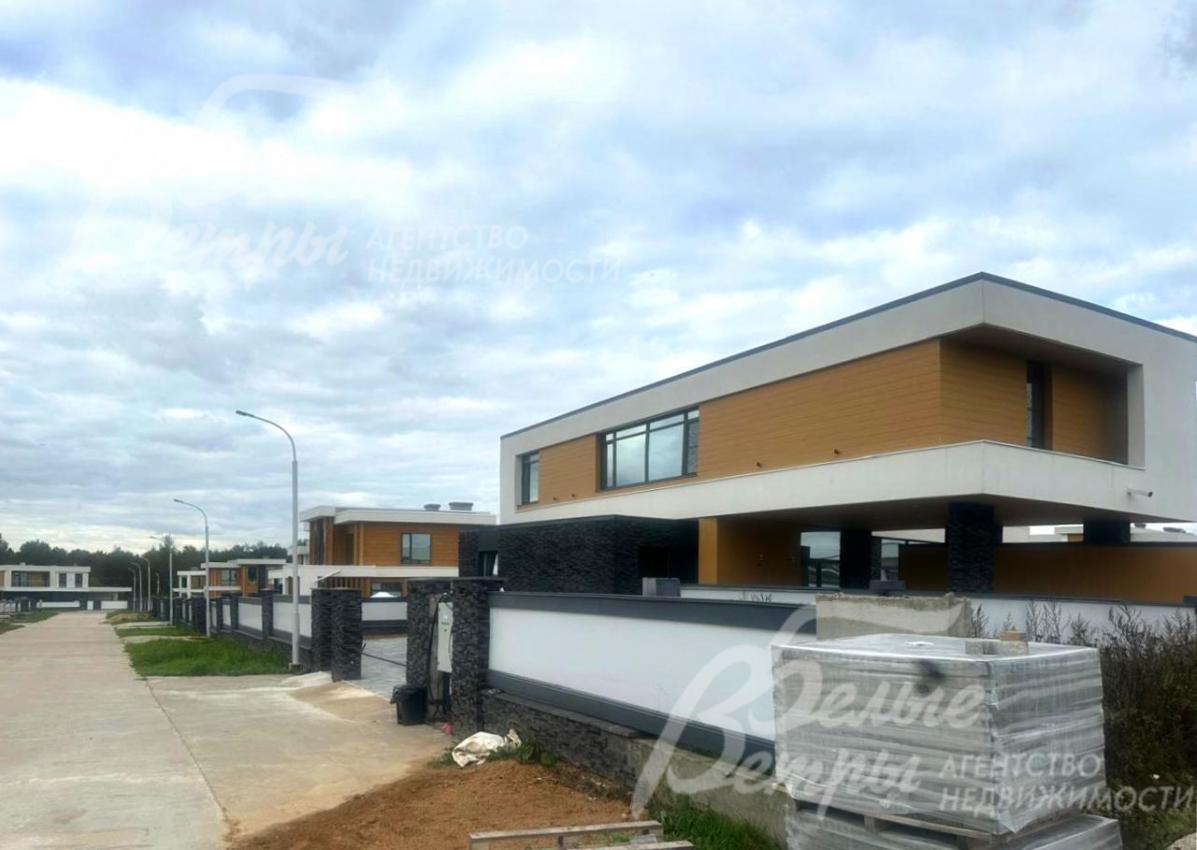 К участку ведёт широкая асфальтированная дорога, в коттеджном посёлке круглосуточная строгая охрана