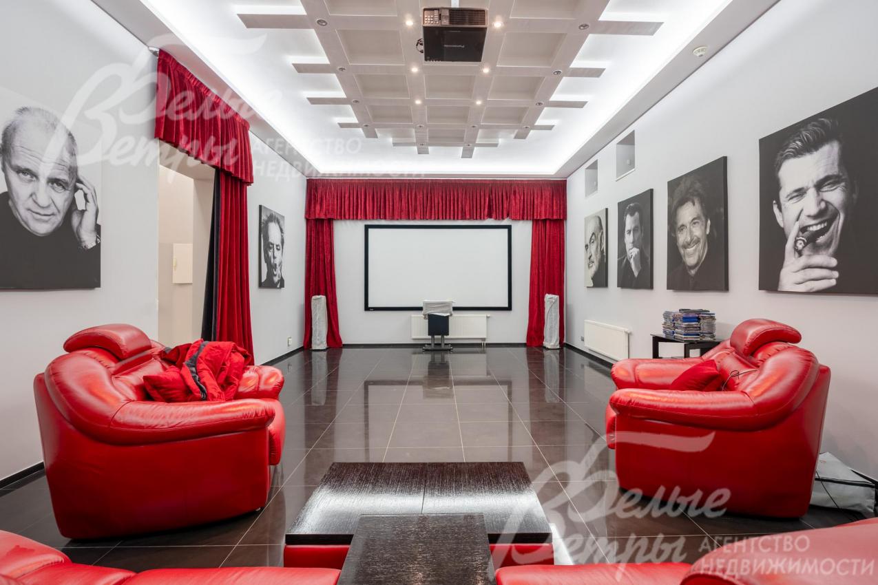 Впечатляющий и стильный кинозал обрамлён красными шторами, которые создают атмосферу кинотеатра. Стены украшены крупными чёрно-белыми портретами известных актёров