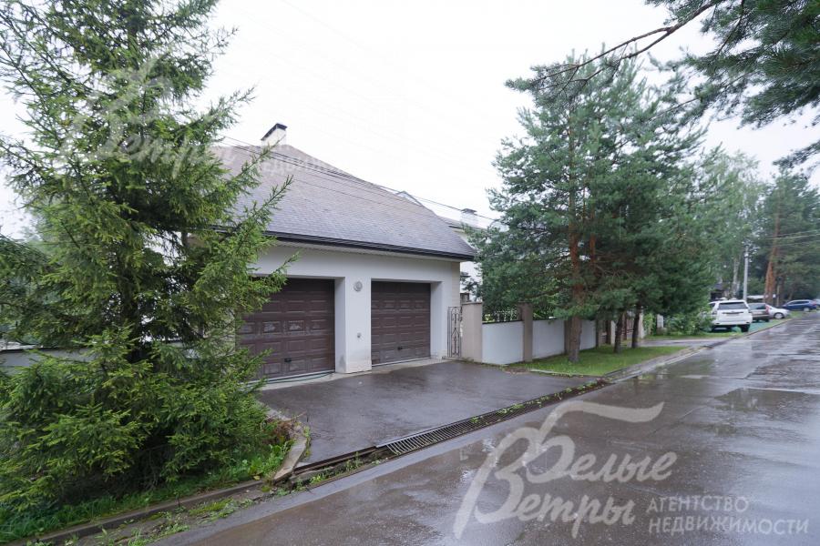 Въезд в гараж с улицы коттеджного посёлка