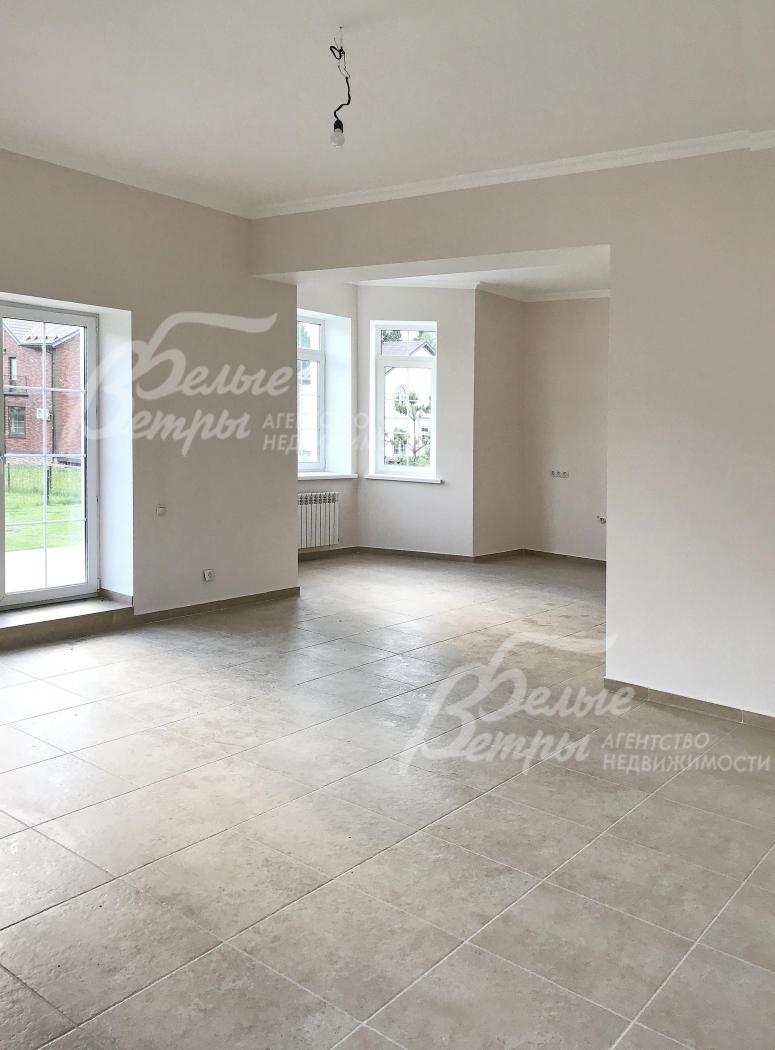 Гостиная-столовая 37 кв.м с выходом на террасу