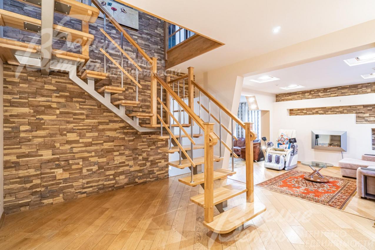 Лестница из массива дуба, каркас из металла