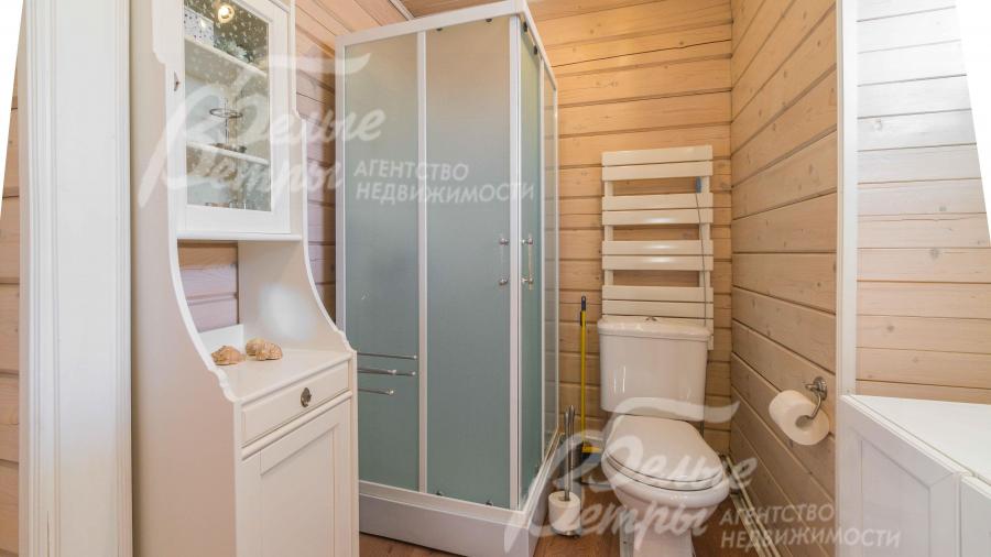 Санузел с душем на первом этаже