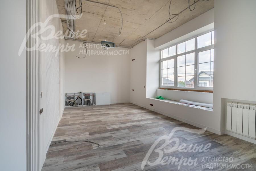 На полу в жилых комнатах на 2-м этаже уложен ламинат