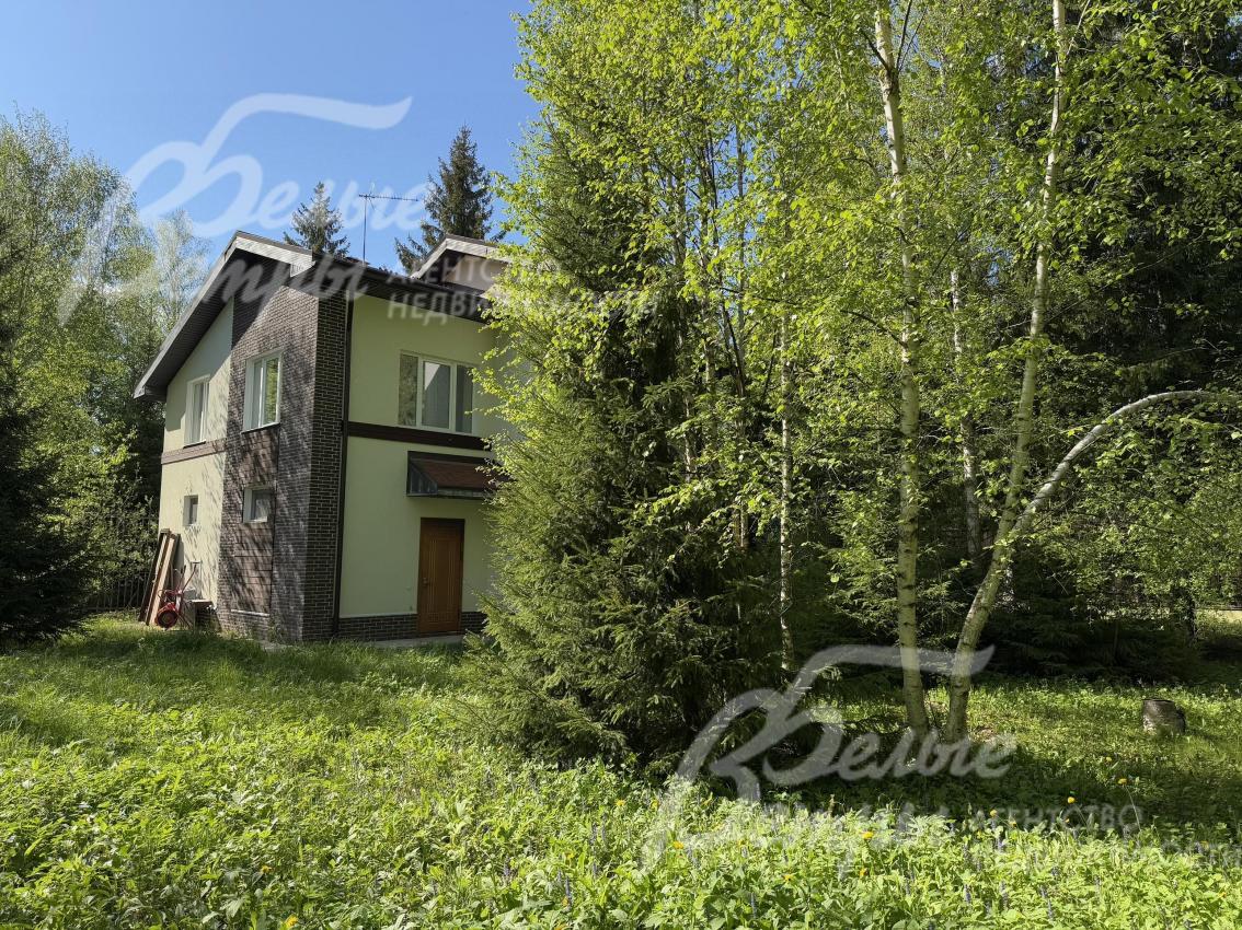 По периметру участка установлены прозрачные (соседские) заборы