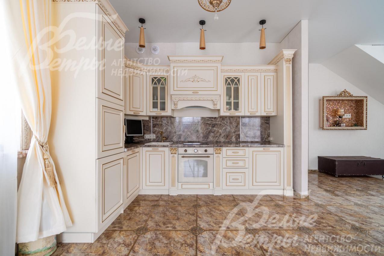 На кухне установлен кухонный гарнитур в стиле «Прованс»: фасады выполнены из МДФ, столешница — из искусственного камня