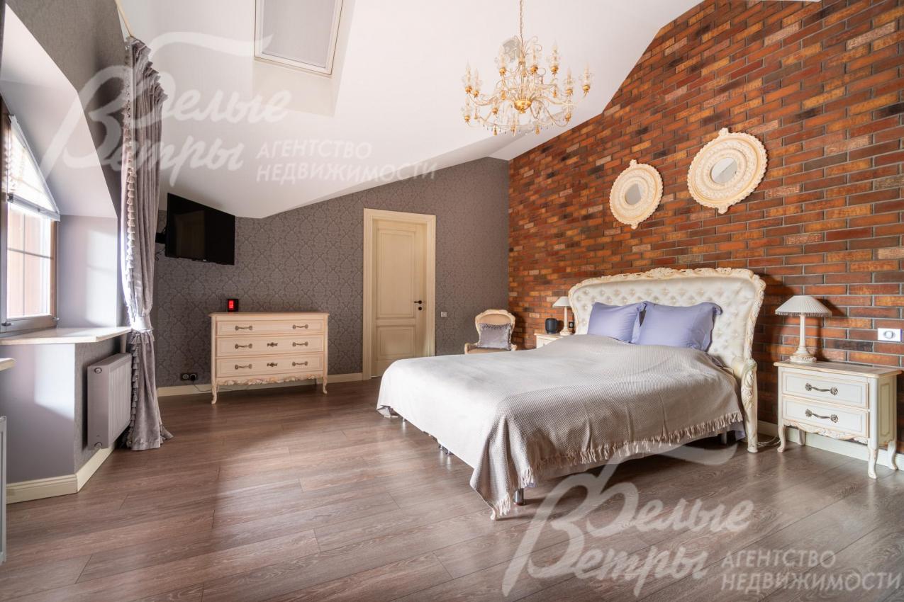 Меблированная мастер-спальня в стиле эклектики: в интерьере гармонично сочетаются элементы классики, лофта и прованса