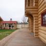 У основного дома - двухзонная терраса с крытой и открытой частью