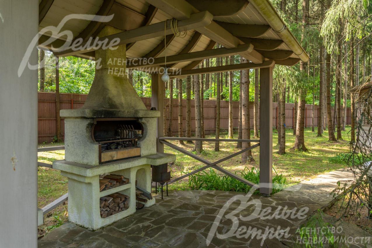 Уложены дорожки, проведено освещение, есть крытая беседка-барбекю.