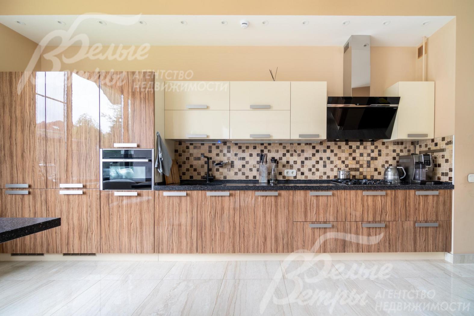 На кухне установлен немецкий встроенный гарнитур, вся мебель и необходимая встроенная техника марки Neff