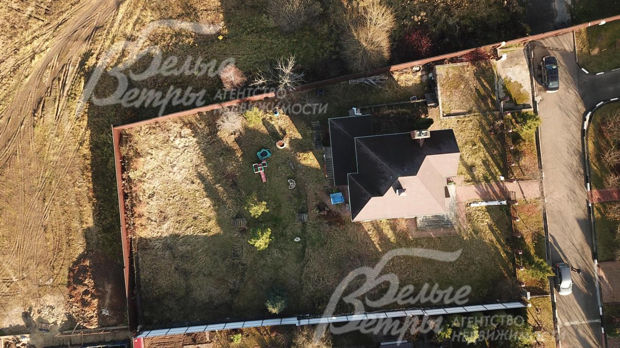 2-уровневый участок правильной формы огорожен по периметру забором