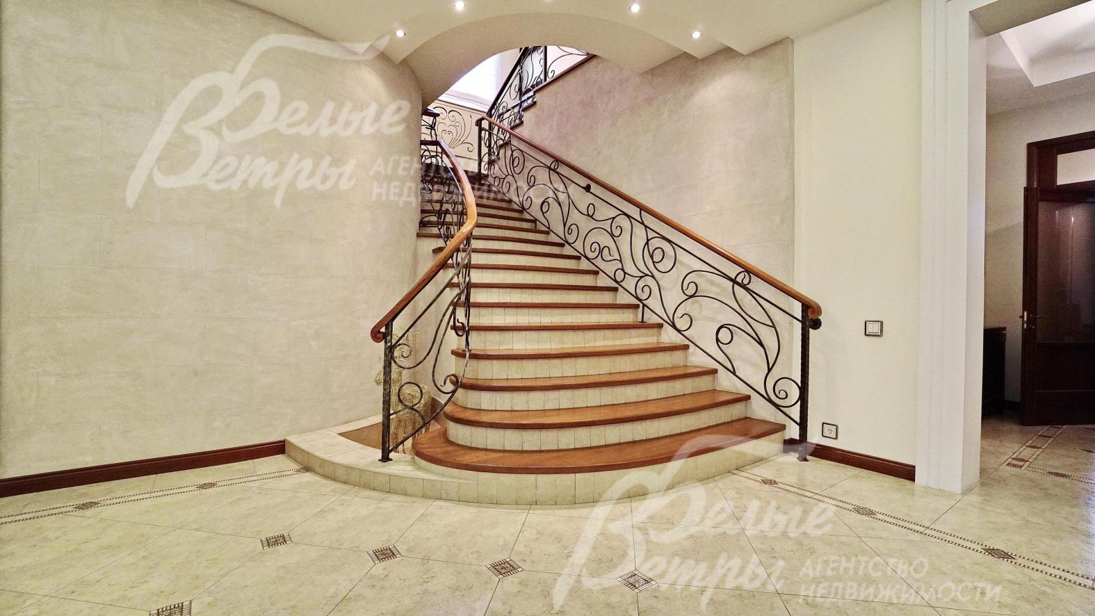 Лестница ж/б монолитная, ступени и поручни - массив ореха, перила - художественная ковка