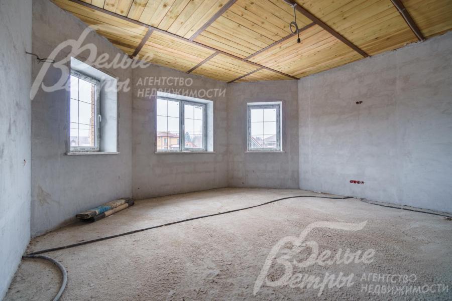 Проведены работы под отделку: разведено электричество, стены оштукатурены 