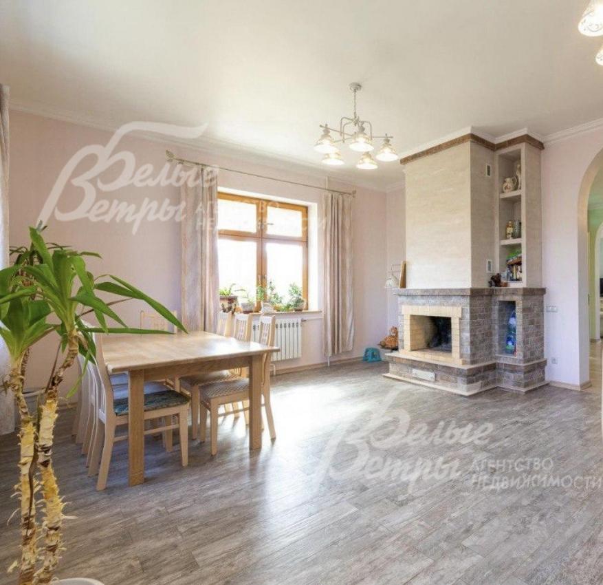 В кухне-столовой дровяной камин.