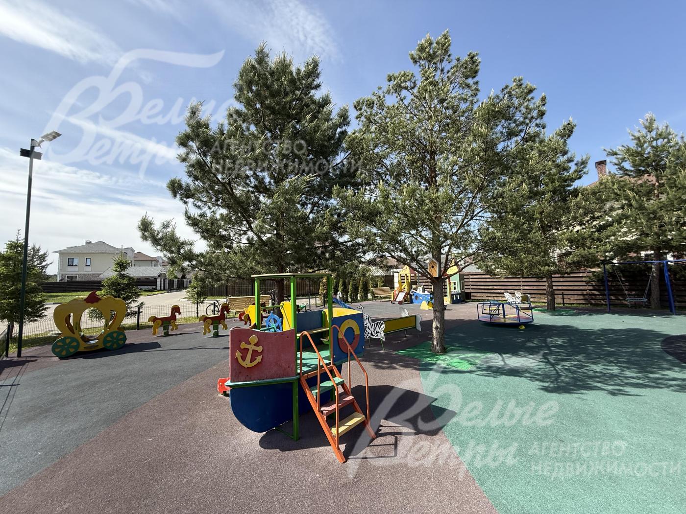 Территория детского парка с деревьями