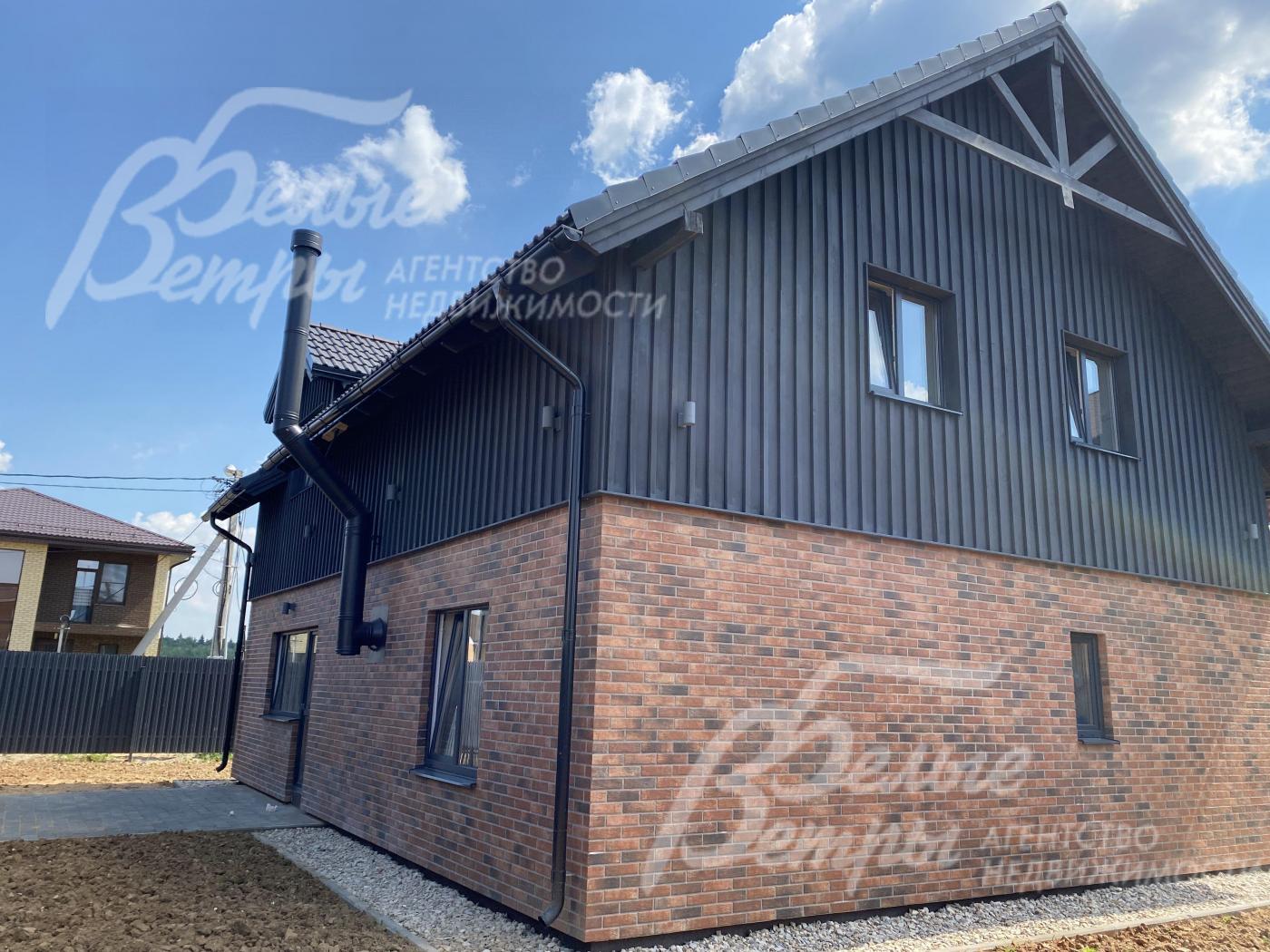 По периметру дома обустроена отмостка из щебенки 