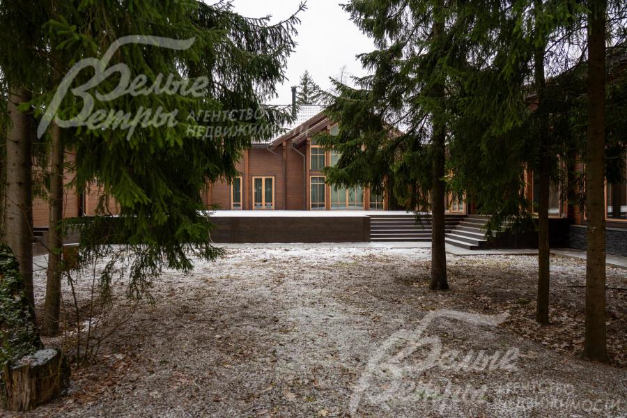 Участок площадью 45 соток, на котором сохранены лесные деревья, выглядит живописно в любое время года