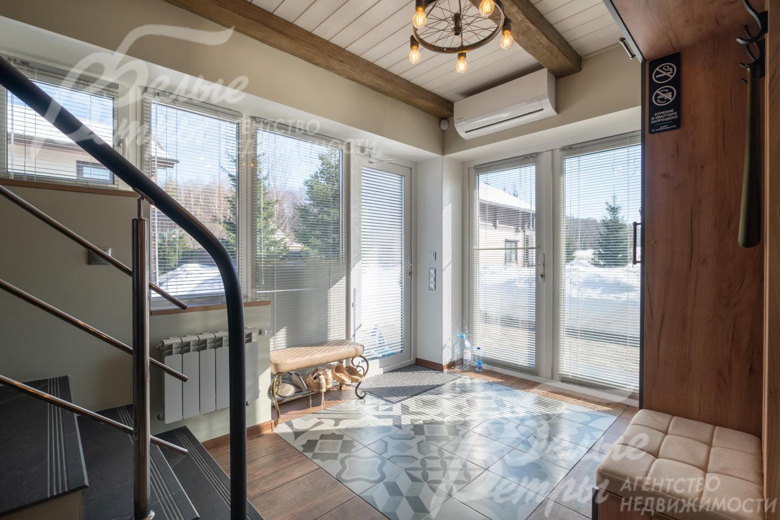 Вход в дом - через просторную прихожую с панорамными стеклянными дверями (за лестницей есть чемоданная комната)