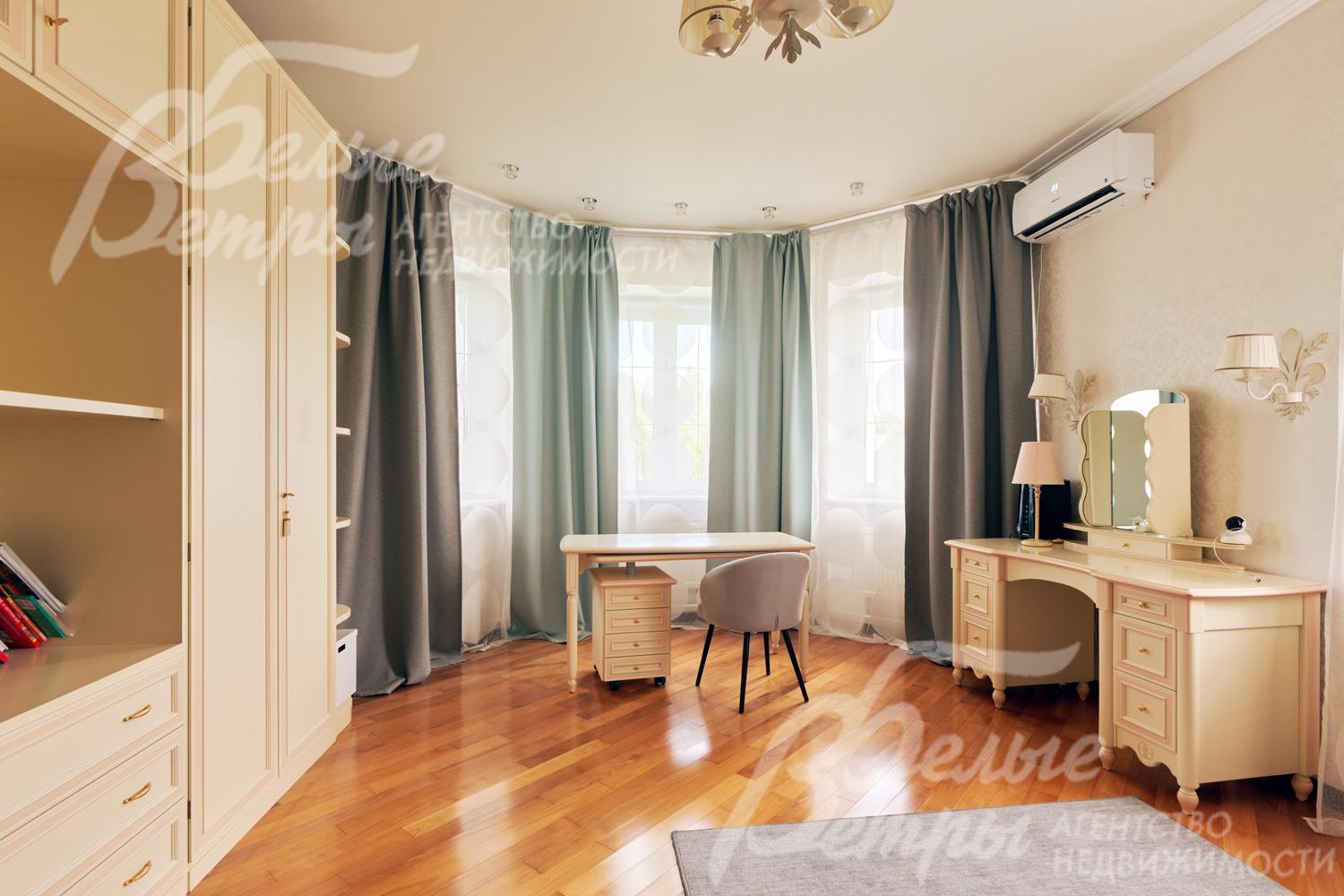 Одна из спален на втором этаже с рабочим местом у остеклённого эркера